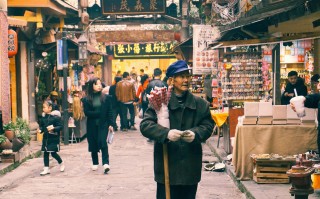 直击广州暴雨，多个地铁站出现人群滞留