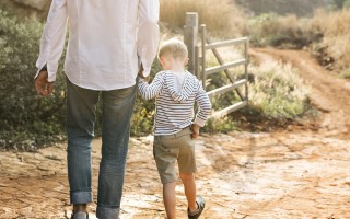 广东三名幼童被父亲罚跪马路中间，反思家庭教育与亲子沟通